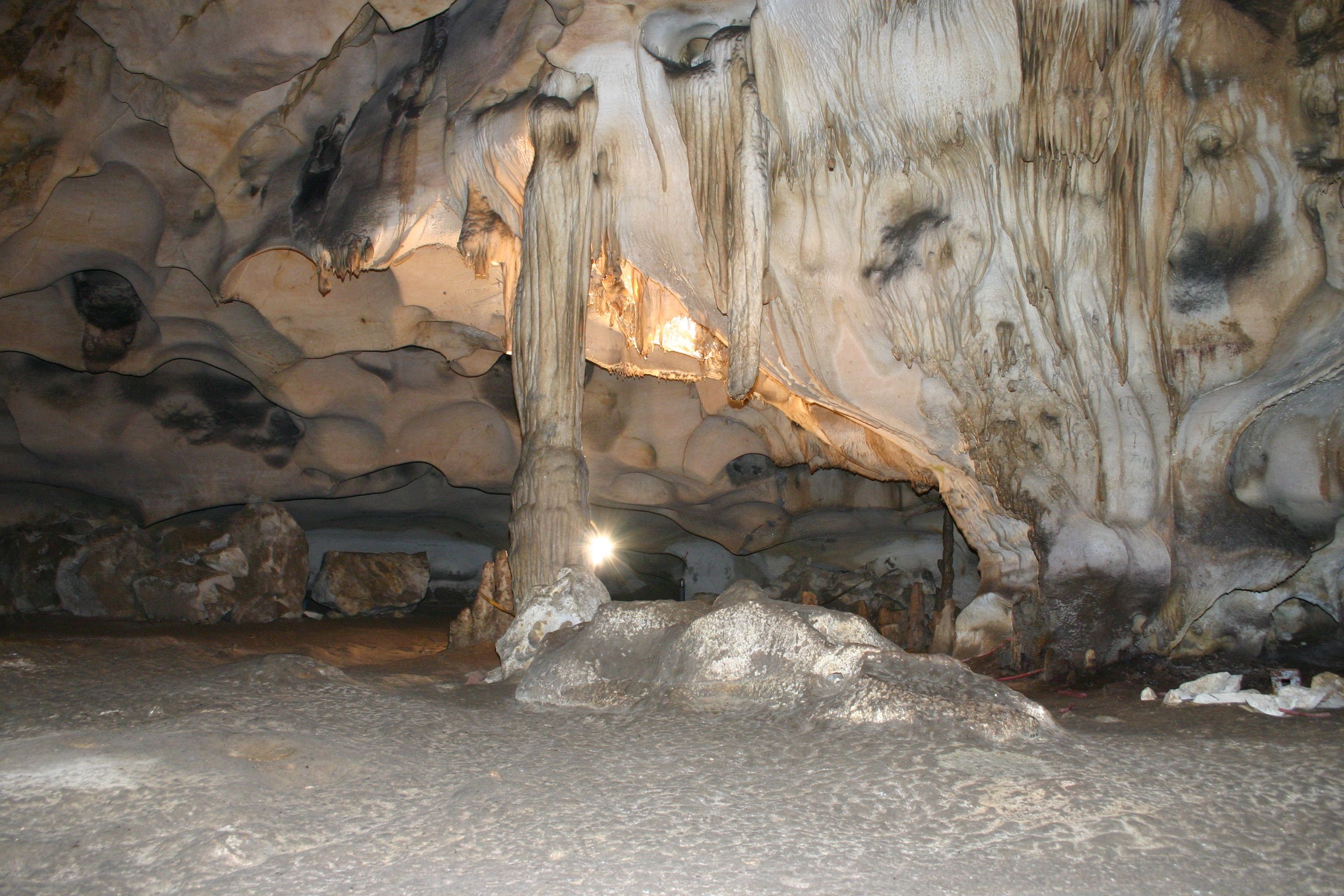 Големият сталактит в пещерата